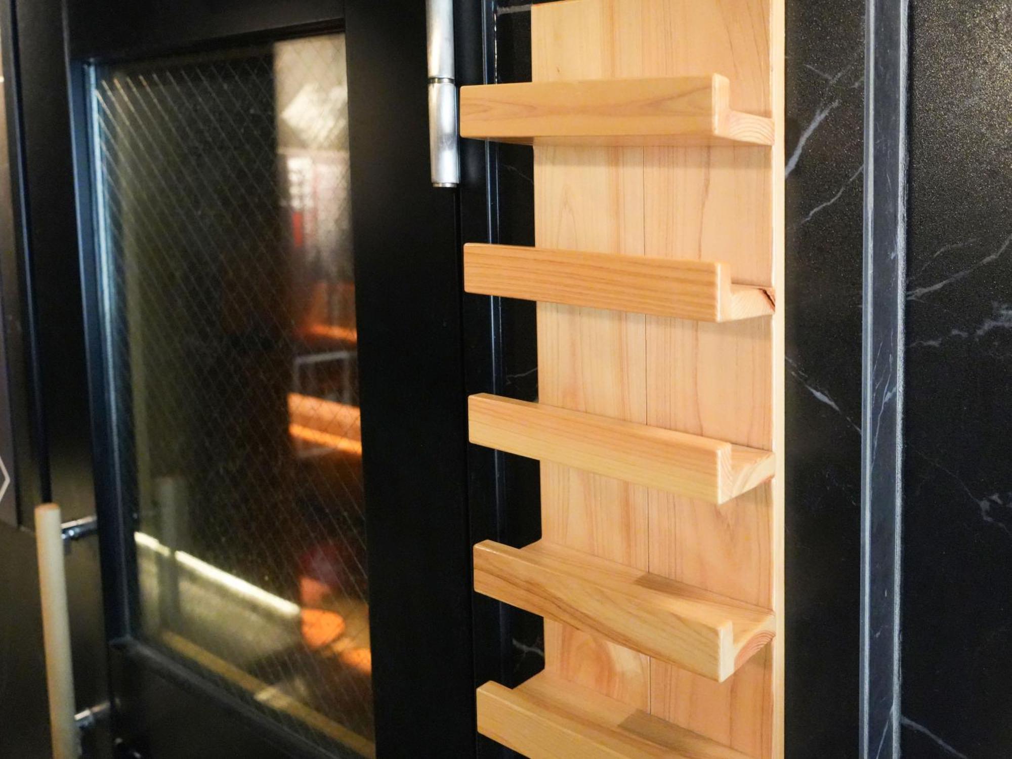 Rembrandt & Shimbashi - Caters To Men Capsule hotel 2*