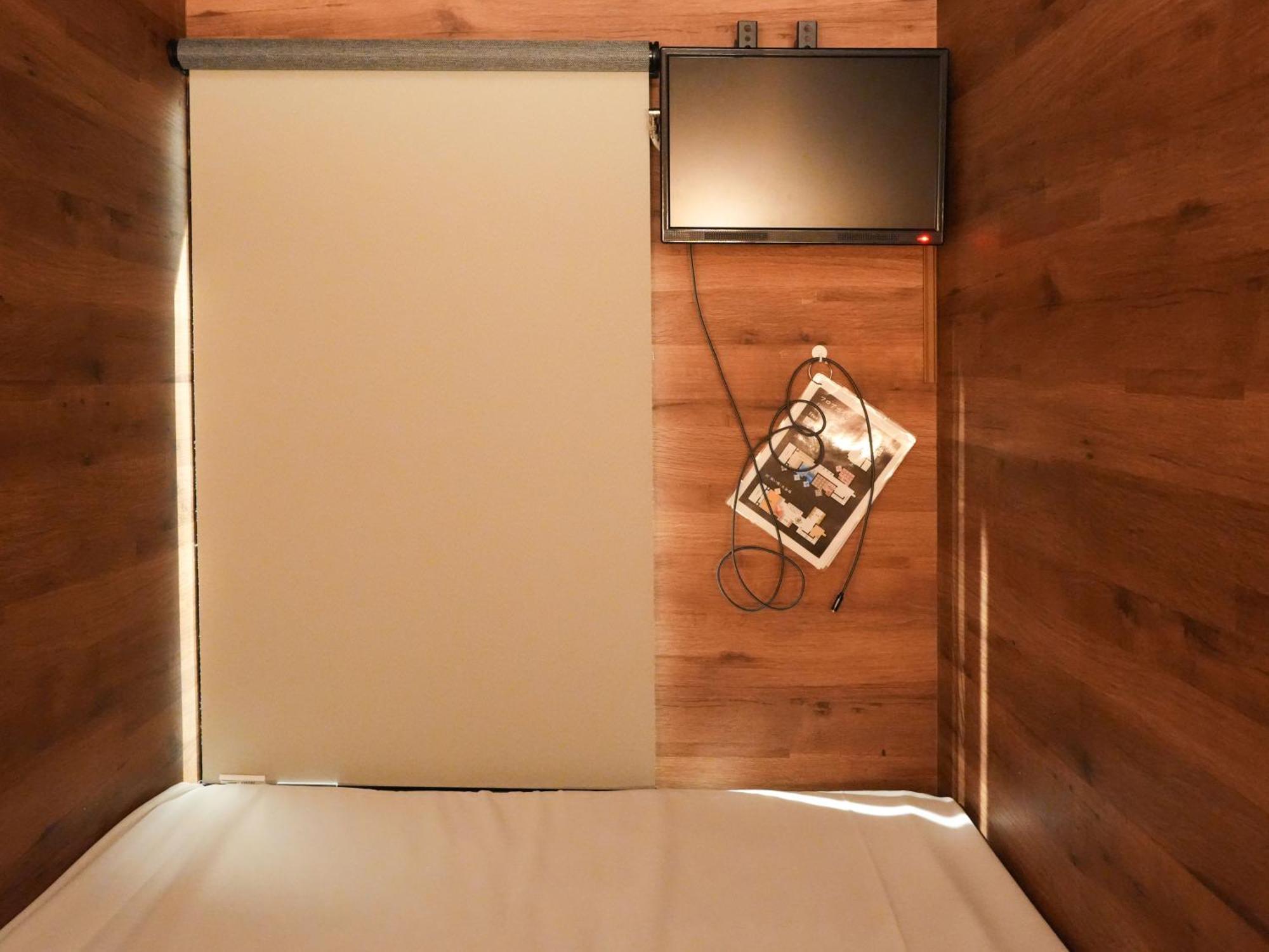 Rembrandt & Shimbashi - Caters To Men Capsule hotel