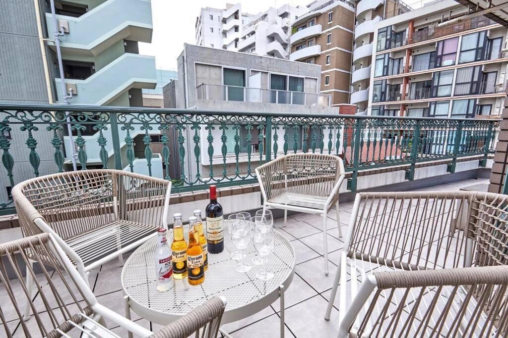Villa Newopen! - 2 Min Walk From Yoyogi-koen Station - 5 Min Train Ride From Shinjuku - 2 Showers - 123 M2, Private House In The City Centre! Tokyo
