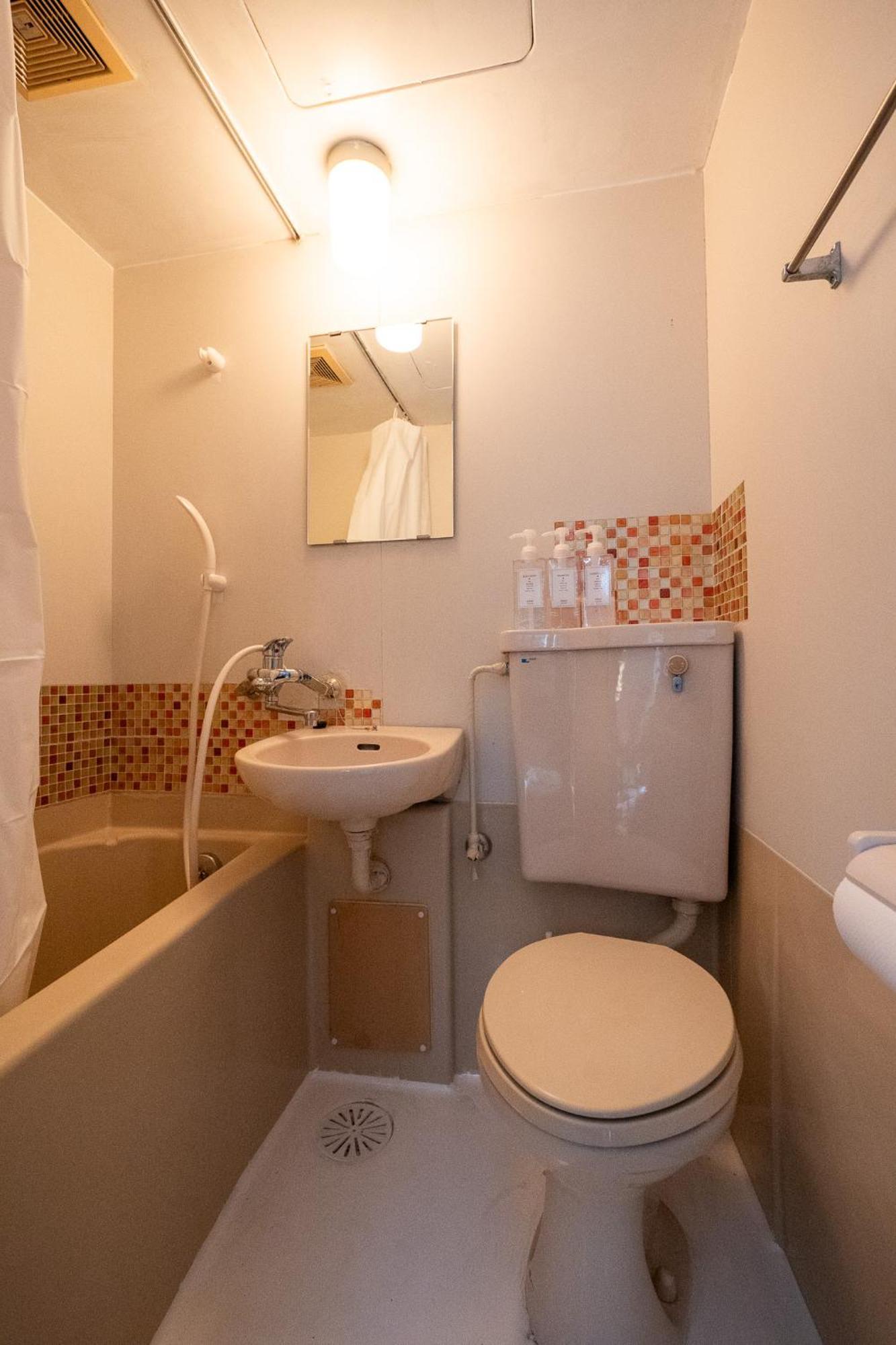 Easy Dining And Shopping! A Perfect With Excellent Access To Tourist Spots!